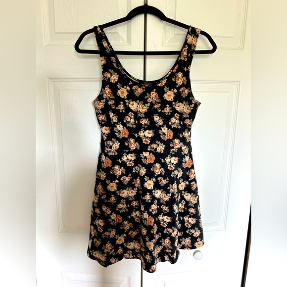 Forever 21 Dresses & Skirts - Women’s floral dress - EUC